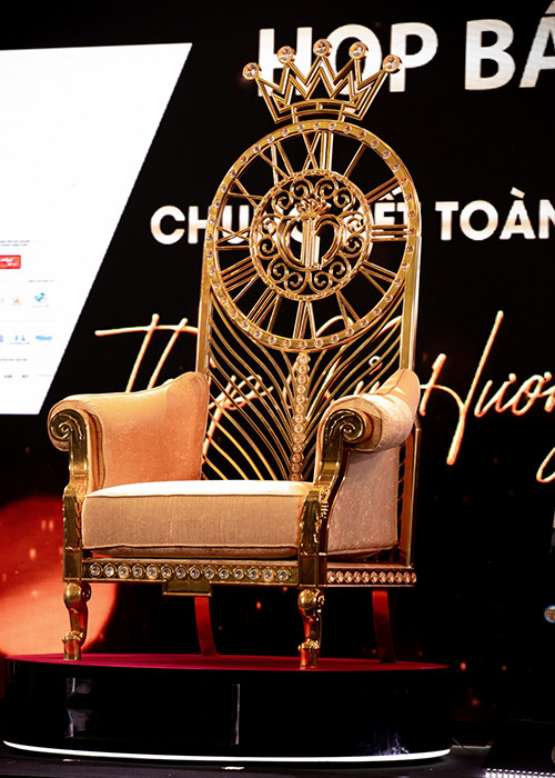 Trong thời khắc đăng quang, ngoài đội vương miện, tân Hoa hậu Việt Nam còn ngồi ghế đăng quang. Theo VOV, vật phẩm được chế tác từ hợp kim nhôm 6061, mạ vàng 24k, bọc nệm nhung. Trên ghế đính 155 viên đá lấp lánh. Ảnh: VOV
