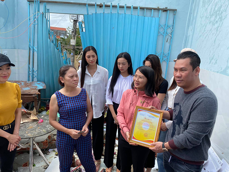 Trước đó, phòng trà của chồng cũ Lệ Quyên tổ chức đêm nhạc quyên góp cho người dân miền Trung.