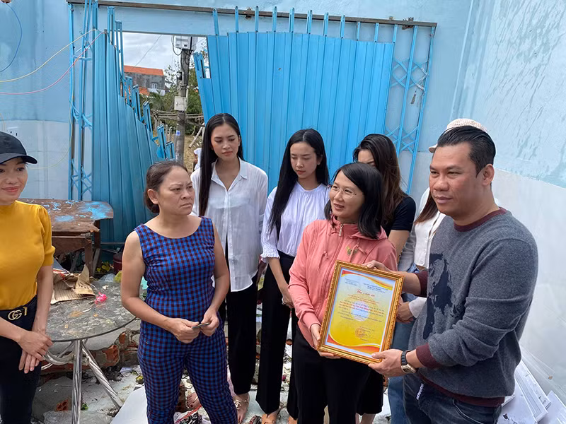 Trước đó, phòng trà của chồng cũ Lệ Quyên tổ chức đêm nhạc quyên góp cho người dân miền Trung.