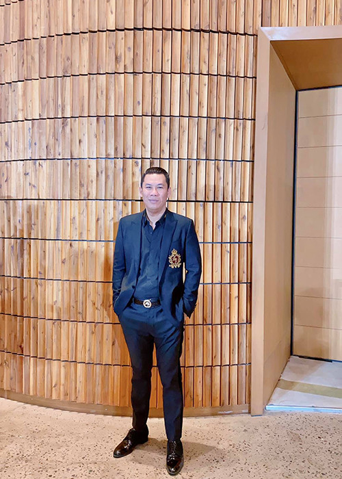 Một vài ngày trước khi công bố thông tin ly hôn, ông chủ phòng trà và vợ cũ tránh chạm mặt nhau dù cùng tham gia một sự kiện.