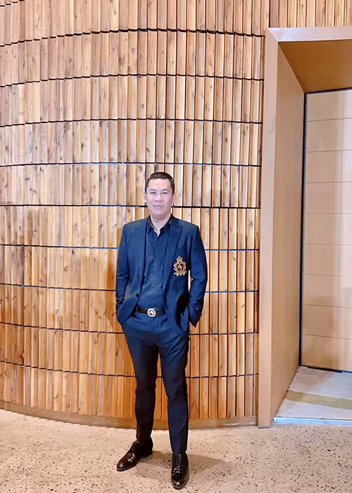 Một vài ngày trước khi công bố thông tin ly hôn, ông chủ phòng trà và vợ cũ tránh chạm mặt nhau dù cùng tham gia một sự kiện.