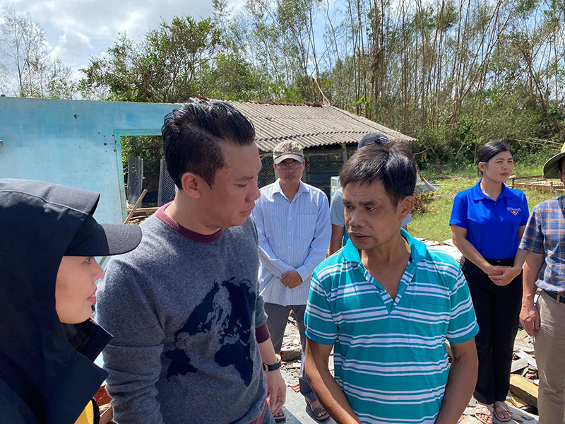 Ông chủ phòng trà Đức Huy trực tiếp đi trao quà cho người dân vùng lũ.