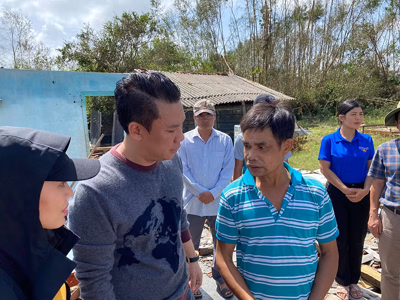 Ông chủ phòng trà Đức Huy trực tiếp đi trao quà cho người dân vùng lũ.