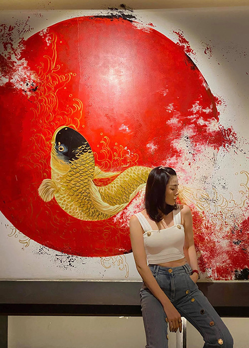 Lệ Quyên đã bước sang tuổi 39, từng qua một lần sinh nở nhưng vẫn sở hữu làn da đẹp, vóc dáng thon gọn.