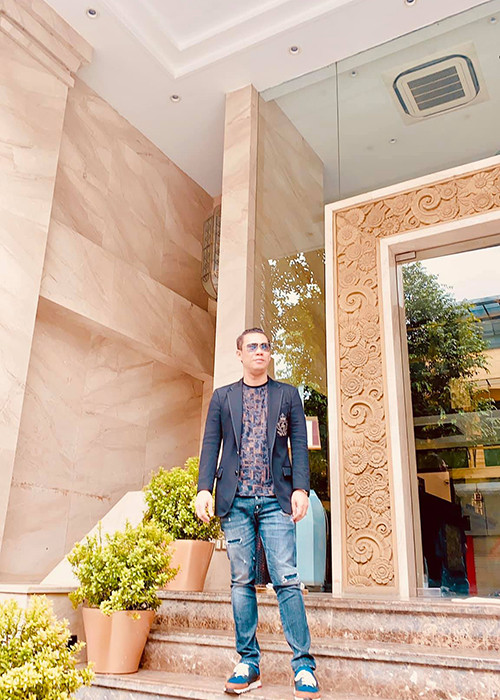 Ngoài là ông chủ phòng trà, chồng cũ của Lệ Quyên hiện tại còn kinh doanh bất động sản.