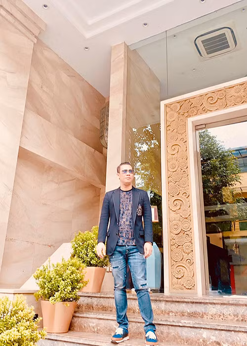 Ngoài là ông chủ phòng trà, chồng cũ của Lệ Quyên hiện tại còn kinh doanh bất động sản.