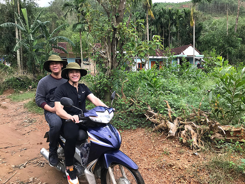 Hậu ly hôn, ông chủ phòng trà Đức Huy đi từ thiện cùng đoàn của ca sĩ Quốc Thiên, Hoa hậu Trần Tiểu Vy.