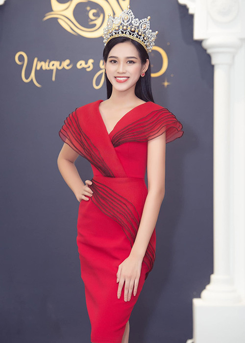 Sau khi đăng quang, Đỗ Thị Hà liên tục xuất hiện với vẻ ngoài lộng lẫy.