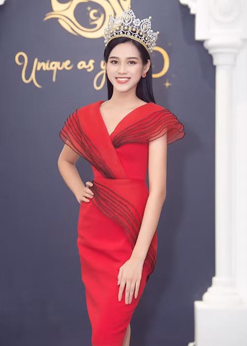 Sau khi đăng quang, Đỗ Thị Hà liên tục xuất hiện với vẻ ngoài lộng lẫy.