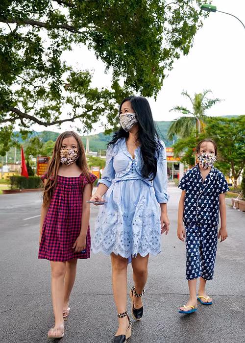 Khi ly hôn, Hồng Nhung nuôi hai con, chồng cũ chu cấp hơn 52 triệu đồng cho mỗi bé mỗi tháng.