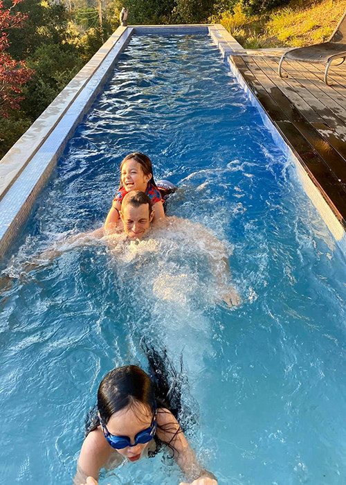 Trên trang cá nhân, Hồng Nhung từng khoe bạn trai thân thiết với các con riêng của cô khi gia đình nữ ca sĩ sống trong biệt thự ở Mỹ.