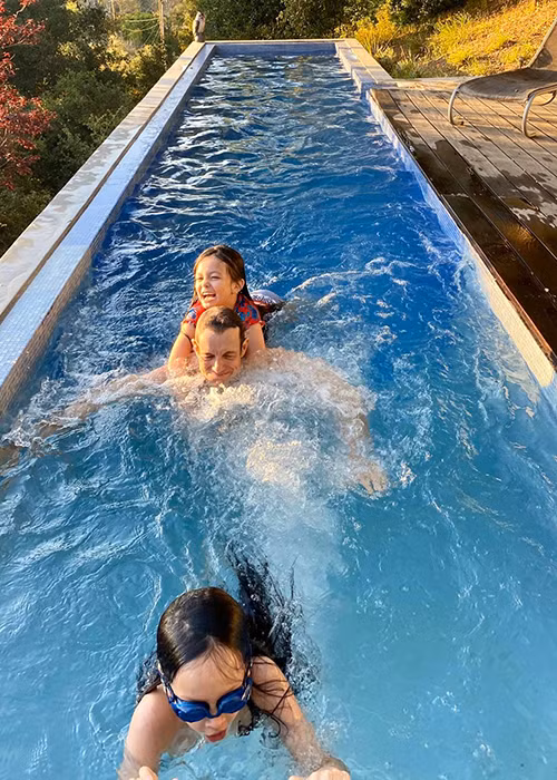 Trên trang cá nhân, Hồng Nhung từng khoe bạn trai thân thiết với các con riêng của cô khi gia đình nữ ca sĩ sống trong biệt thự ở Mỹ.