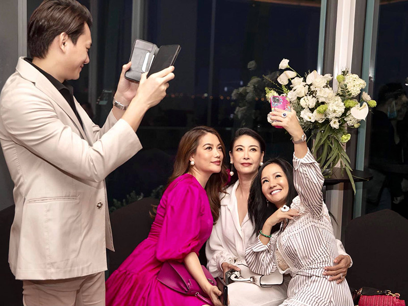 Sự vui vẻ, lạc quan thể hiện rõ trên gương mặt của Hồng Nhung khi cô cân bằng cuộc sống hoàn toàn sau cuộc hôn nhân đổ vỡ.