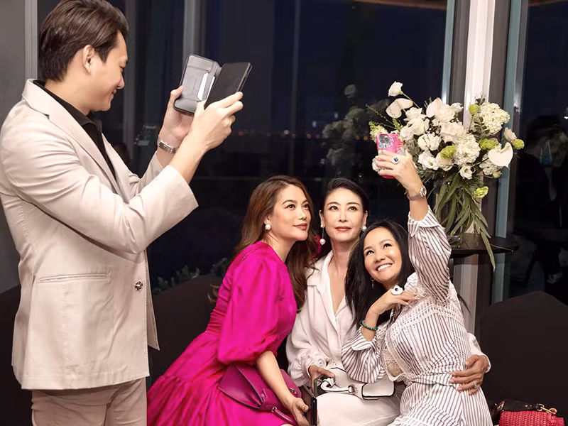 Sự vui vẻ, lạc quan thể hiện rõ trên gương mặt của Hồng Nhung khi cô cân bằng cuộc sống hoàn toàn sau cuộc hôn nhân đổ vỡ.