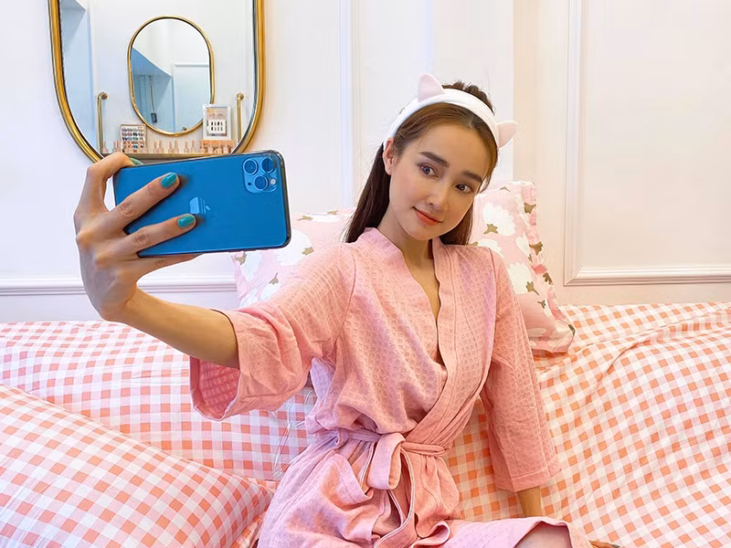 “Vợ tôi ngày ngủ 2-3 tiếng, sáng 6 giờ đã dậy tập thể dục. Vợ tôi là mẫu người bị hoang tưởng về cân nặng, chỉ cần tăng 1kg cũng than, dù ngày nào cũng chẳng tăng cân", Trường Giang chia sẻ.