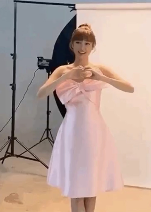 Cô nhiều lần để lộ tay chân khẳng khiu như que củi. Ảnh: Tri thức trẻ