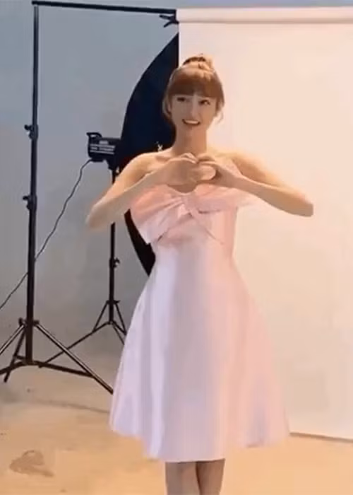 Cô nhiều lần để lộ tay chân khẳng khiu như que củi. Ảnh: Tri thức trẻ