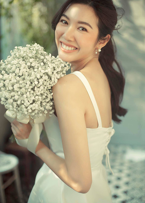 Trước Tường San, Thúy Vân cũng theo chồng bỏ cuộc chơi khi còn đảm nhận vai trò á hậu đương nhiệm.