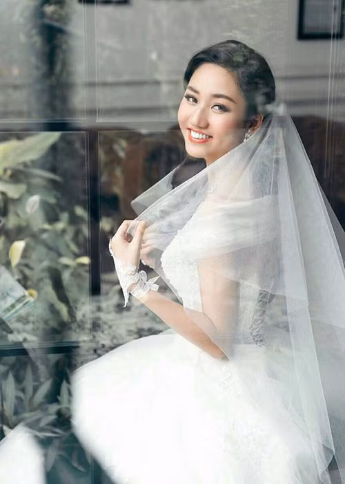 Ngô Trà My giống Thúy Vân khi lên xe hoa trong thời gian đảm nhận vai trò á hậu đương nhiệm.