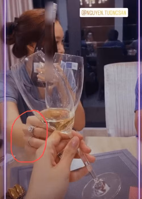 Tường San từng vướng nghi vấn đính hôn khi đeo nhẫn kim cương ở ngón giữa và một chiếc nhẫn khác ở ngón áp út.