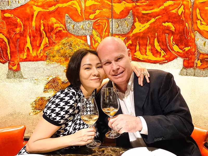 Khi vợ sắp lâm bồn, ông xã ngoại quốc của Thu Minh bỏ ra 4 triệu USD (85 tỷ) mua căn hộ penthouse ở khu vực trung tâm TP HCM để tặng con trai đầu lòng.