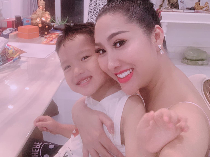 Khi con trai được hơn 1 tháng tuổi, Phi Thanh Vân đã quyết định mua gói bảo hiểm 10 tỷ đồng cho con. Đây là một trong những món quà đắt đỏ mà sao Việt tặng cho con cái.