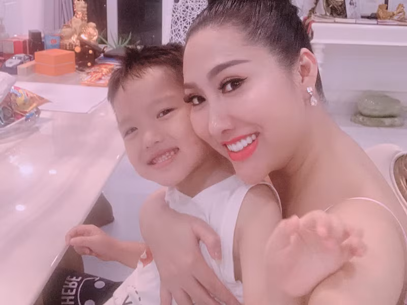 Khi con trai được hơn 1 tháng tuổi, Phi Thanh Vân đã quyết định mua gói bảo hiểm 10 tỷ đồng cho con. Đây là một trong những món quà đắt đỏ mà sao Việt tặng cho con cái.