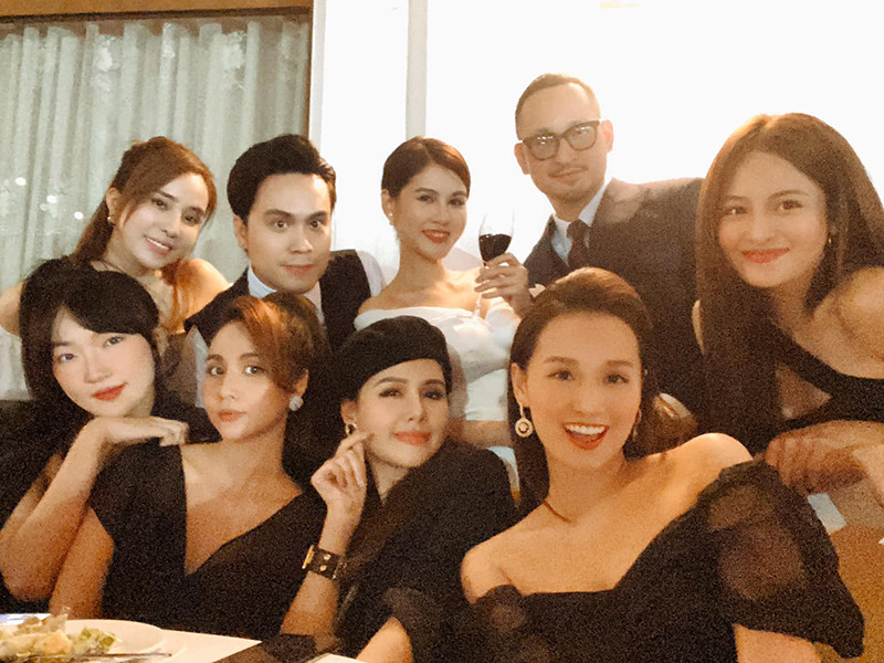 Ở tiệc cưới vào tối ngày 25/11, Thu Hoài thay váy cưới.