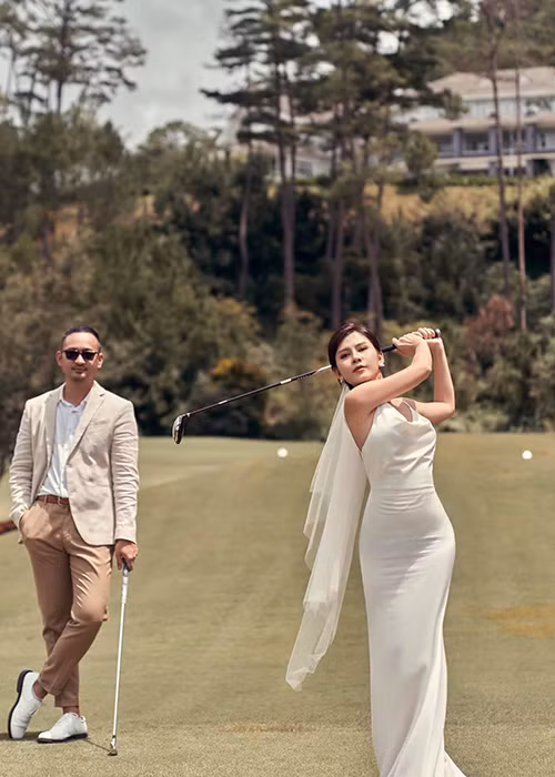 Nữ MC được bạn trai cầu hôn vào tháng 7/2020 ở sân golf.