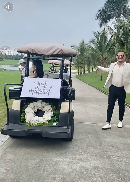 Đám cưới của nữ MC được lồng vào trong một giải golf. Ảnh: Vietnamnet