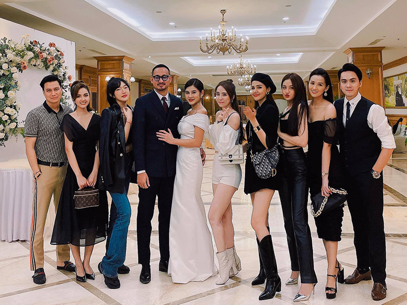 Vợ chồng nữ MC mời những người bạn thân thiết đến dự tiệc như: Quỳnh Nga, Việt Anh, Lã Thanh Huyền, Phanh Lee, Huyền Lizzie, Thuỳ Anh, MC Thái Dũng.