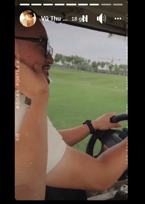 Vợ chồng Thu Hoài lái xe điện đi hỗ trợ trao giải.