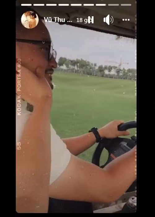 Vợ chồng Thu Hoài lái xe điện đi hỗ trợ trao giải.