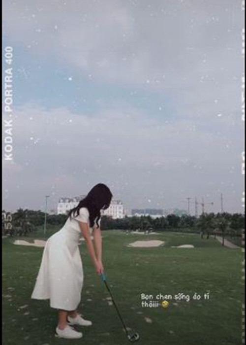 Thu Hoài còn tranh thủ đánh golf trong lễ cưới.