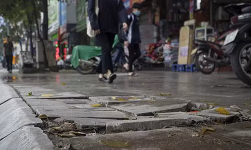 Lanh dao quan o Ha Noi: Da lat do ben 70 nam bi vo do xe co leo len via he