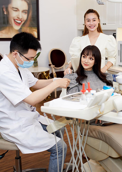 Trên trang cá nhân, giọng ca đến từ Hà Nội liên tục chia sẻ hình ảnh quảng cáo cho các thương hiệu từ bệnh viện thẩm mỹ, hãng xe đến nha khoa.