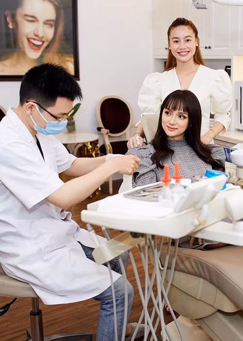 Trên trang cá nhân, giọng ca đến từ Hà Nội liên tục chia sẻ hình ảnh quảng cáo cho các thương hiệu từ bệnh viện thẩm mỹ, hãng xe đến nha khoa.