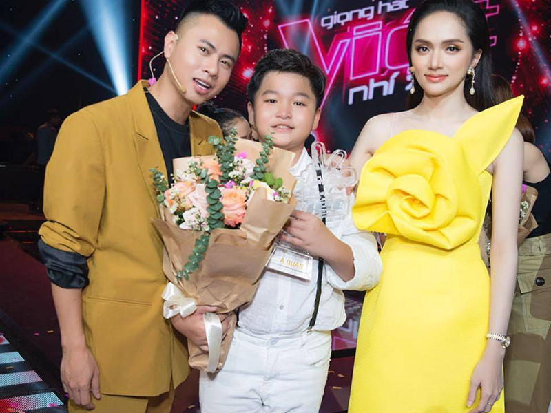 Trong 2 năm qua, hình ảnh Hương Giang kín sóng gameshow. Cô ngồi ghế nóng The Voice Kids 2019, Hoa hậu chuyển giới Quốc tế 2019, Siêu mẫu Việt Nam 2018.