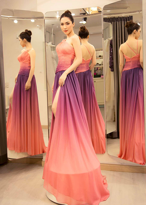 Khi một người bạn bình luận: "Caption mất nhiều chất xám hả Hòa", nữ ca sĩ trả lời khá ẩn ý: "Em mệt á anh. Cứ hơi xinh, hơi đẹp, love you, đêm qua, tối nay... Em mệt quá rồi".