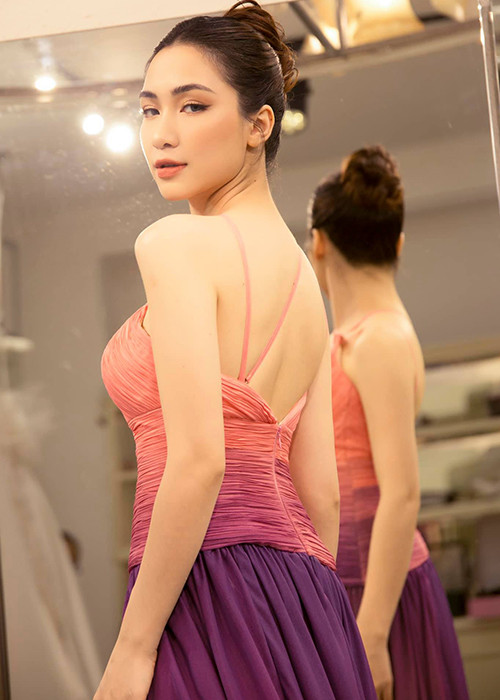 Nữ ca sĩ liên tục đăng tải hình ảnh gợi cảm thay vì đáp trả cư dân mạng.