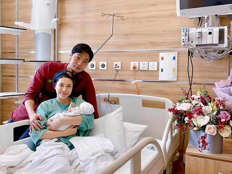  Pha Lê sinh con gái đầu lòng vào ngày 18/10. Ông xã của nữ ca sĩ - doanh nhân Emmanuel Shin bật khóc khi chứng kiến vợ vượt cạn thành công.