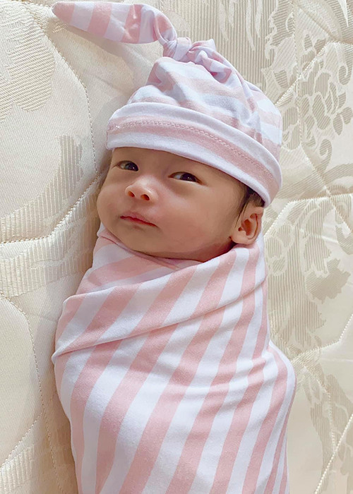 Con gái của Pha Lê càng lớn càng kháu khỉnh và được nhận xét có nhiều nét giống bố hơn mẹ.