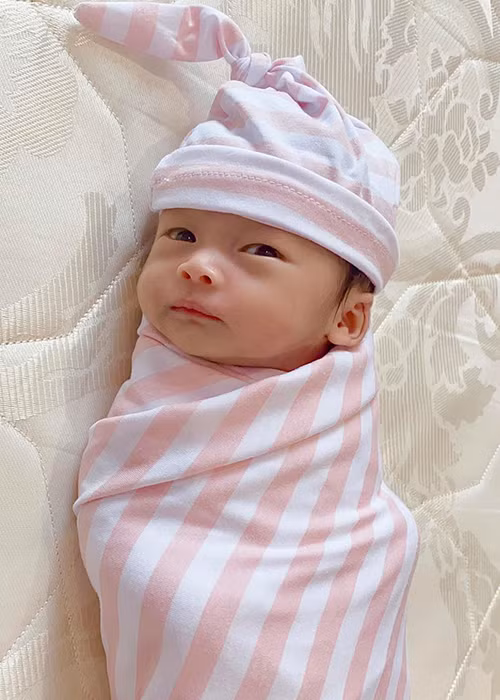 Con gái của Pha Lê càng lớn càng kháu khỉnh và được nhận xét có nhiều nét giống bố hơn mẹ.