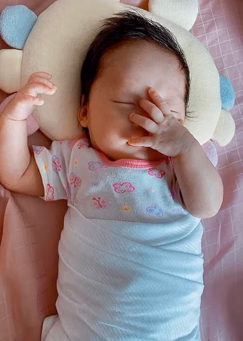 Pha Lê thường xuyên chia sẻ hình ảnh thiên thần nhỏ của mình trên trang cá nhân thay vì úp mở như nhiều sao Việt.