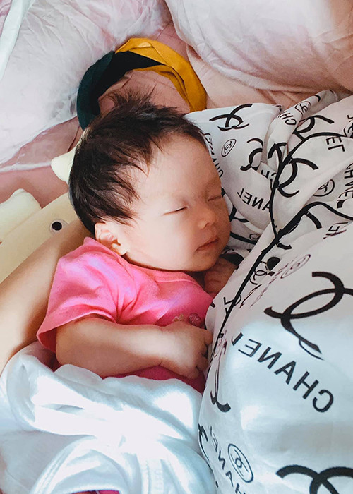 Mới đây, Pha Lê bất ngờ chia sẻ, cô buộc phải cắt sữa cho con gái do cô có quá nhiều sữa, liên tục bị tắc tia sữa khiến nữ ca sĩ đau đớn lẫn căng thẳng trong nhiều ngày.