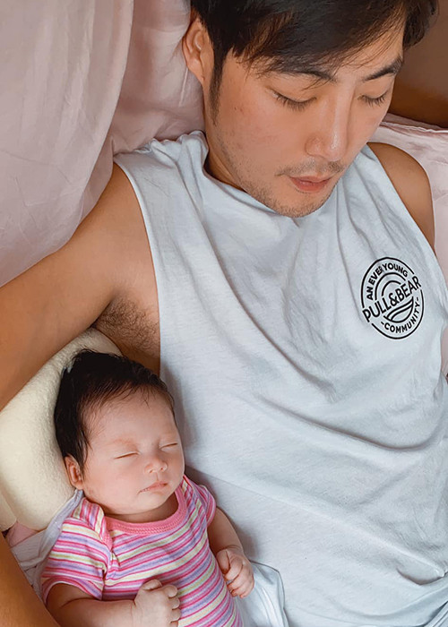 "Mẹ đã chiến đấu tới khi không thể cố được nữa, nếu chỉ vì mục đích giữ sữa mẹ mà bỏ đi hết những thứ khác thì không đáng. Mẹ muốn dành từng phút để cười và nói chuyện với con chứ không phải tâm trạng tồi tệ như bây giờ. Mẹ sẽ có nhiều cách khác để dành cho con những điều tốt đẹp hơn chỉ là 1 dòng sữa", nữ ca sĩ tâm sự.