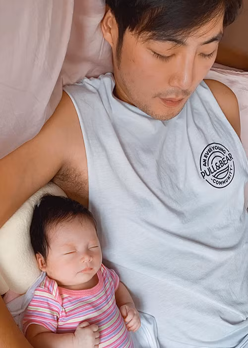 "Mẹ đã chiến đấu tới khi không thể cố được nữa, nếu chỉ vì mục đích giữ sữa mẹ mà bỏ đi hết những thứ khác thì không đáng. Mẹ muốn dành từng phút để cười và nói chuyện với con chứ không phải tâm trạng tồi tệ như bây giờ. Mẹ sẽ có nhiều cách khác để dành cho con những điều tốt đẹp hơn chỉ là 1 dòng sữa", nữ ca sĩ tâm sự.