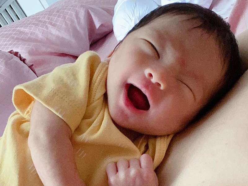 "Mỗi ngày 5 lít sữa, đừng nói 2-3 tiếng hút 1 lần, mà 15 phút phải hút 1 lần may ra mới hút được hết. Thế thì thời gian đâu ăn ngủ nghỉ, thời gian đâu chơi với con?", nữ ca sĩ kể.