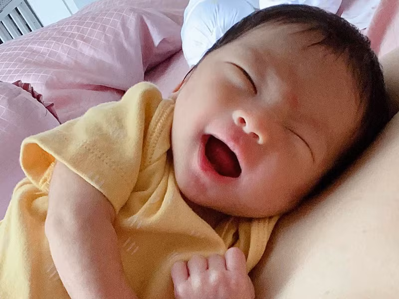 "Mỗi ngày 5 lít sữa, đừng nói 2-3 tiếng hút 1 lần, mà 15 phút phải hút 1 lần may ra mới hút được hết. Thế thì thời gian đâu ăn ngủ nghỉ, thời gian đâu chơi với con?", nữ ca sĩ kể.