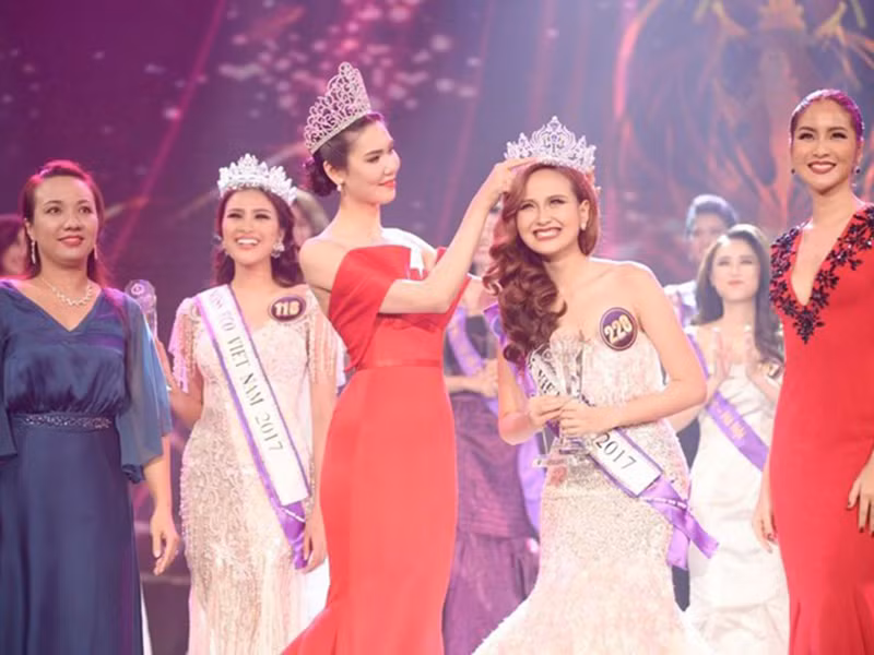 Cách đây 3 năm, Khánh Ngân tranh vương miện với 16 thí sinh khác trong đêm chung kết Hoa khôi Du lịch Việt Nam. Với gương mặt khả ái cùng câu trả lời ứng xử chỉn chu, học trò Phạm Hương đăng quang ngôi vị cao nhất. Ảnh: Zing